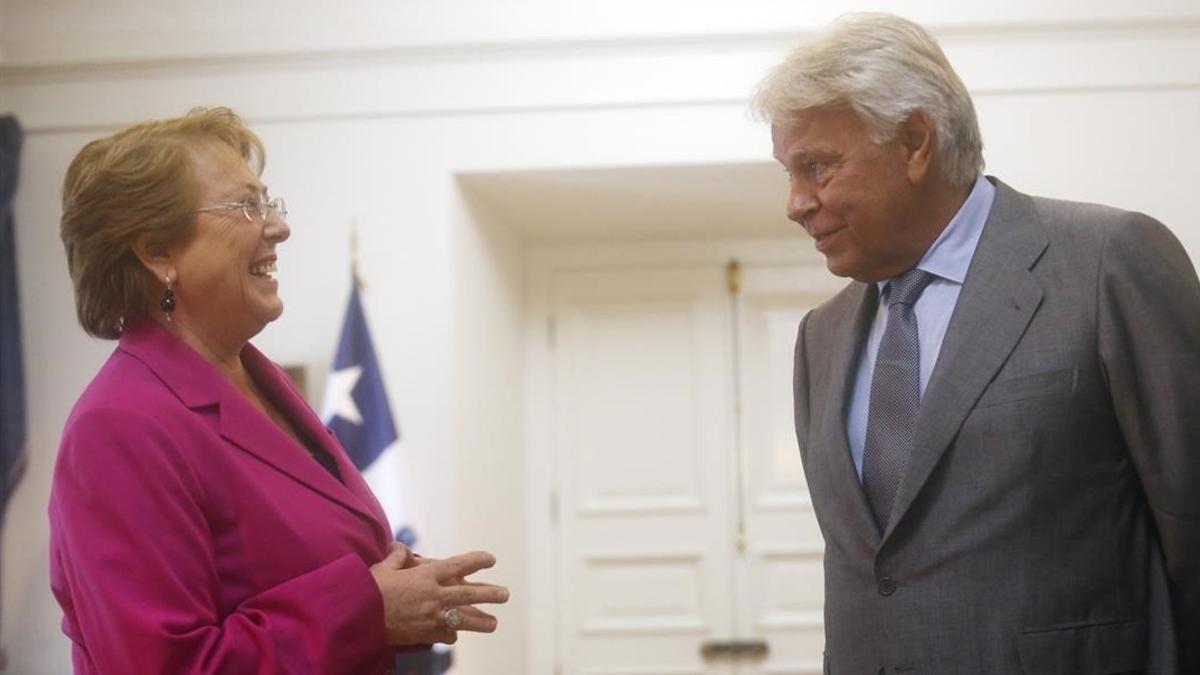 El expresidente del Gobierno Felipe González, y la presidenta chilena, Michelle Bachelet, en Santiago de Chile.