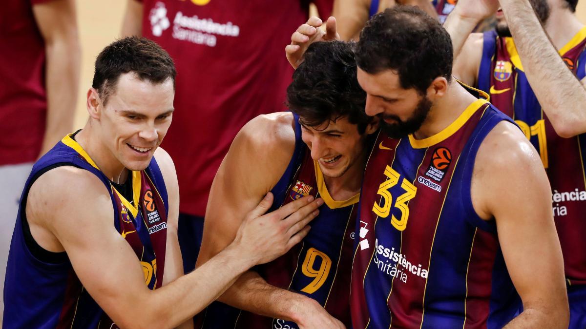 Kyle Kuric y Nikola Mirotic felicitan a Lea Bolmaro en 2021