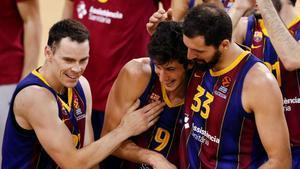 Kyle Kuric y Nikola Mirotic felicitan a Lea Bolmaro en 2021