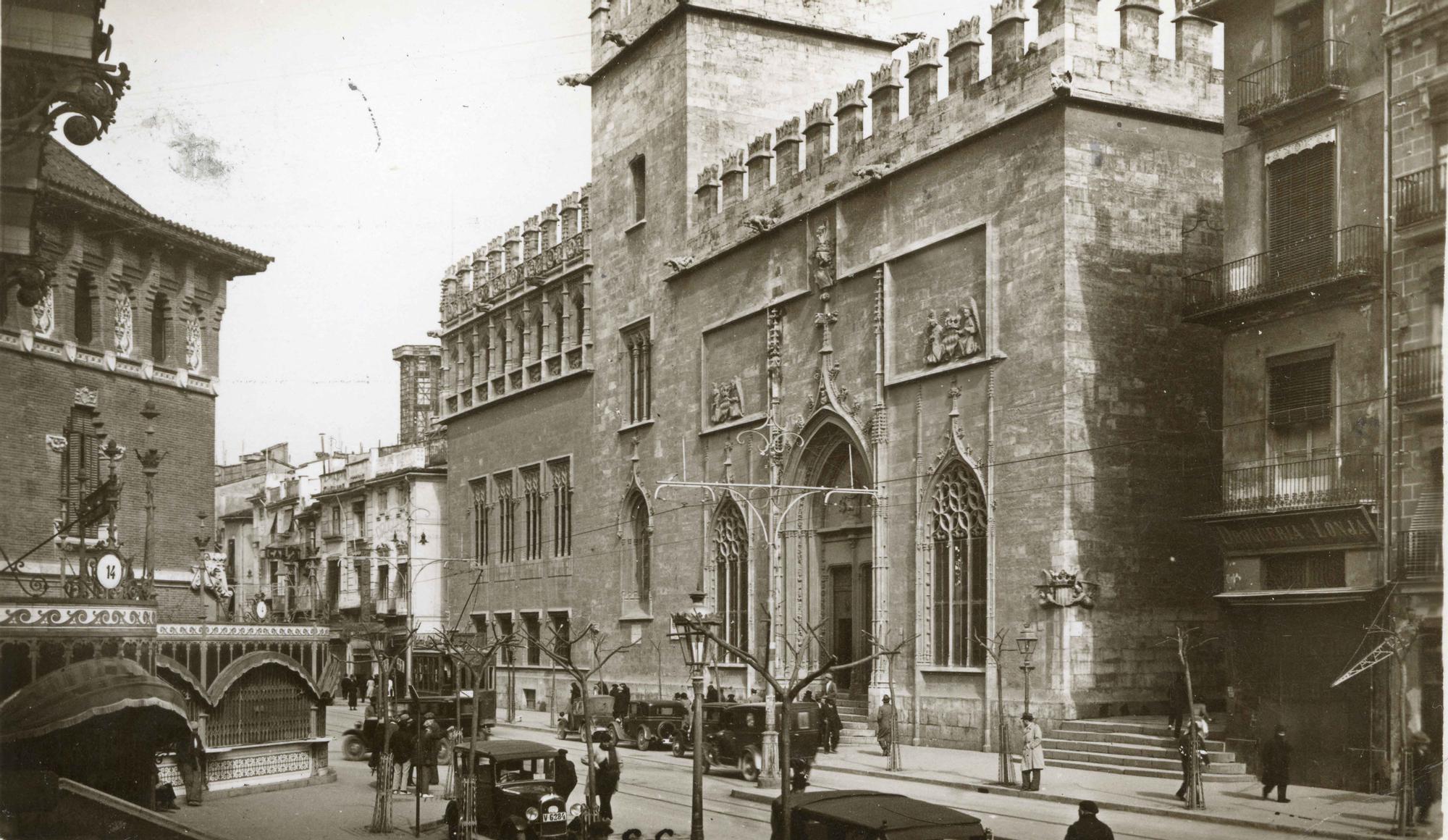 Así lucía la Lonja de València a principios del siglo XX en las tarjetas postales de la época.