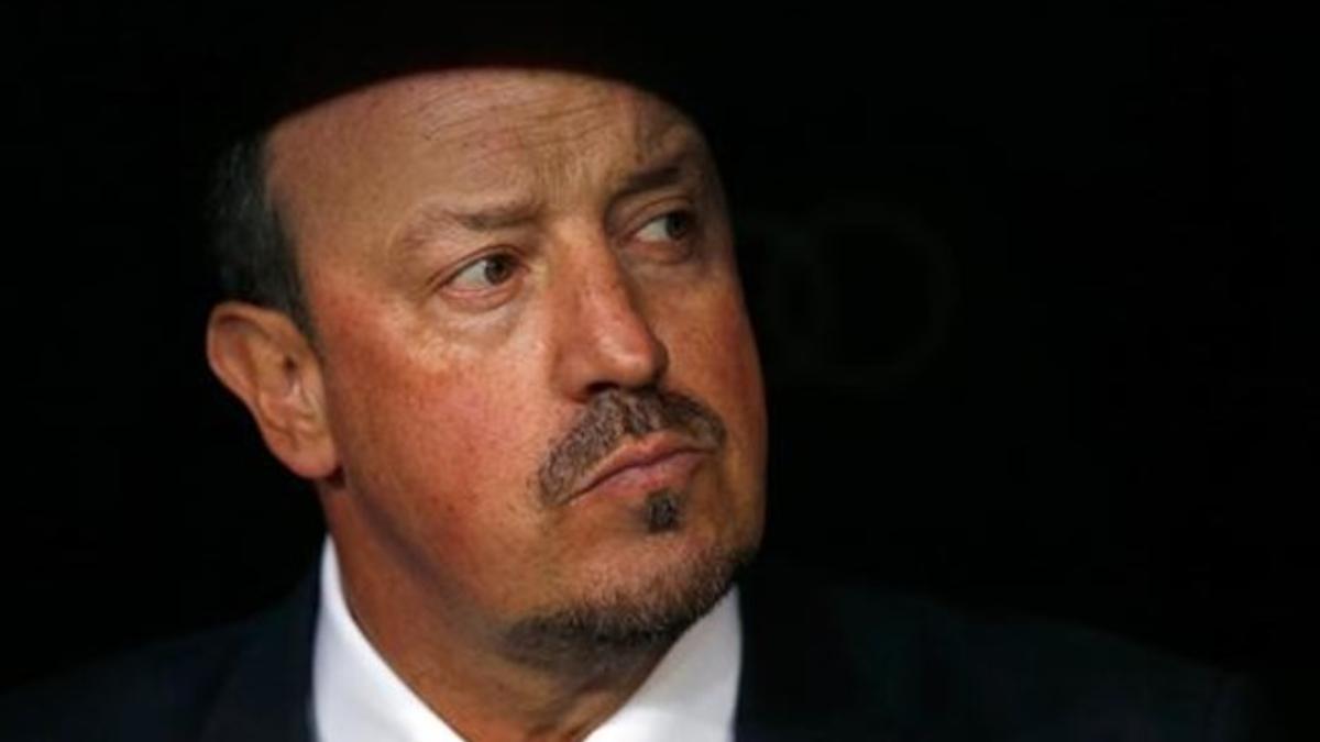 Benítez, con el rostro serio, durante el clásico del sábado en el Bernabéu.