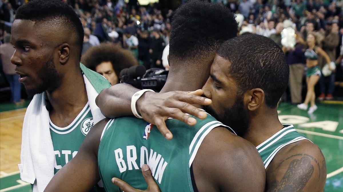 Kyrie Irving abraza a Jaylen Brown tras el partido