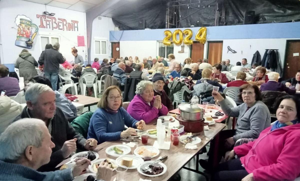 En Almonacid de la Cuba cenaron en el pabellón la viandas asadas en las brasas.  | SERVICIO ES 