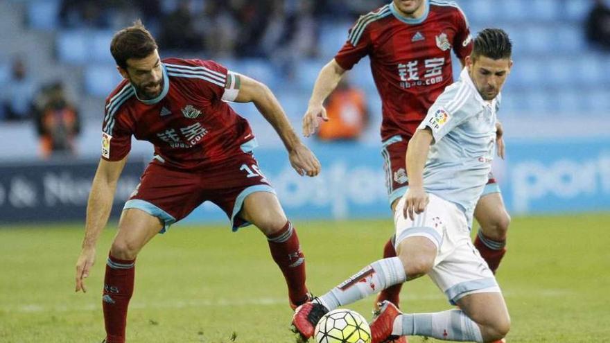 Nolito protege el balón ante Xabi Prieto en el reciente partido ante la Real Sociedad . // Efe