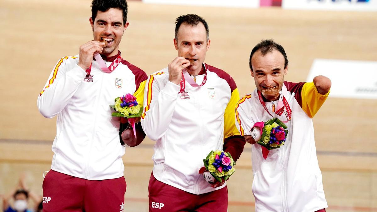 El equipo español de ciclismo en pista celebra el bronce en los Juegos Paralímpicos de Tokio.