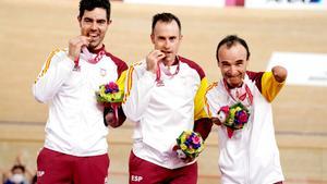 El equipo español de ciclismo en pista celebra el bronce en los Juegos Paralímpicos de Tokio.