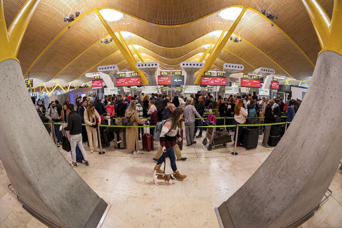 Viajeros en el aeropuerto de Madrid Barajas.