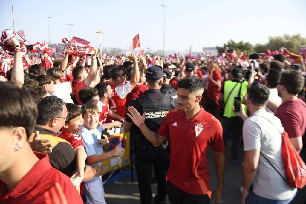 Recibimiento de la afición al Real Murcia antes del partido ante el Nástic