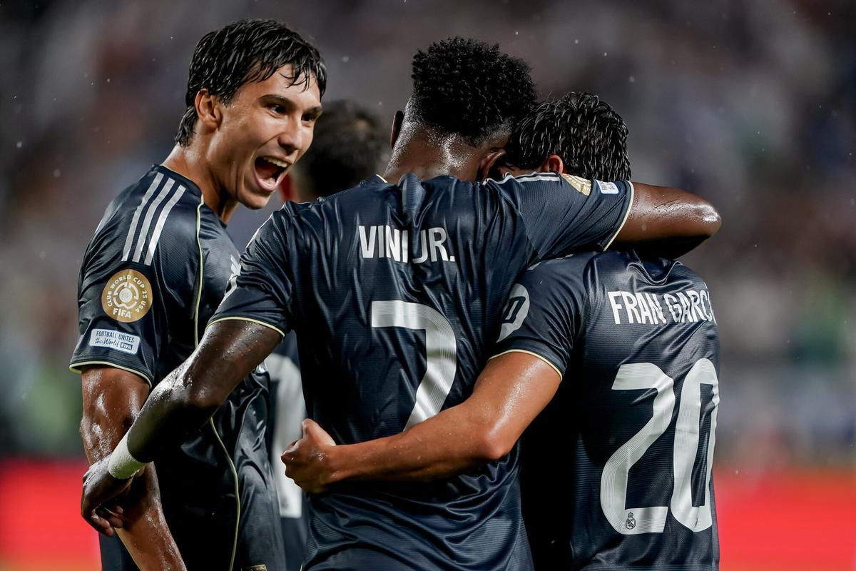 Vinicius celebra su gol con Gonzalo y Fran García en el Real Madrid - RB Salzburgo.