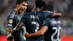 Vinicius celebra su gol con Gonzalo y Fran García en el Real Madrid - RB Salzburgo.
