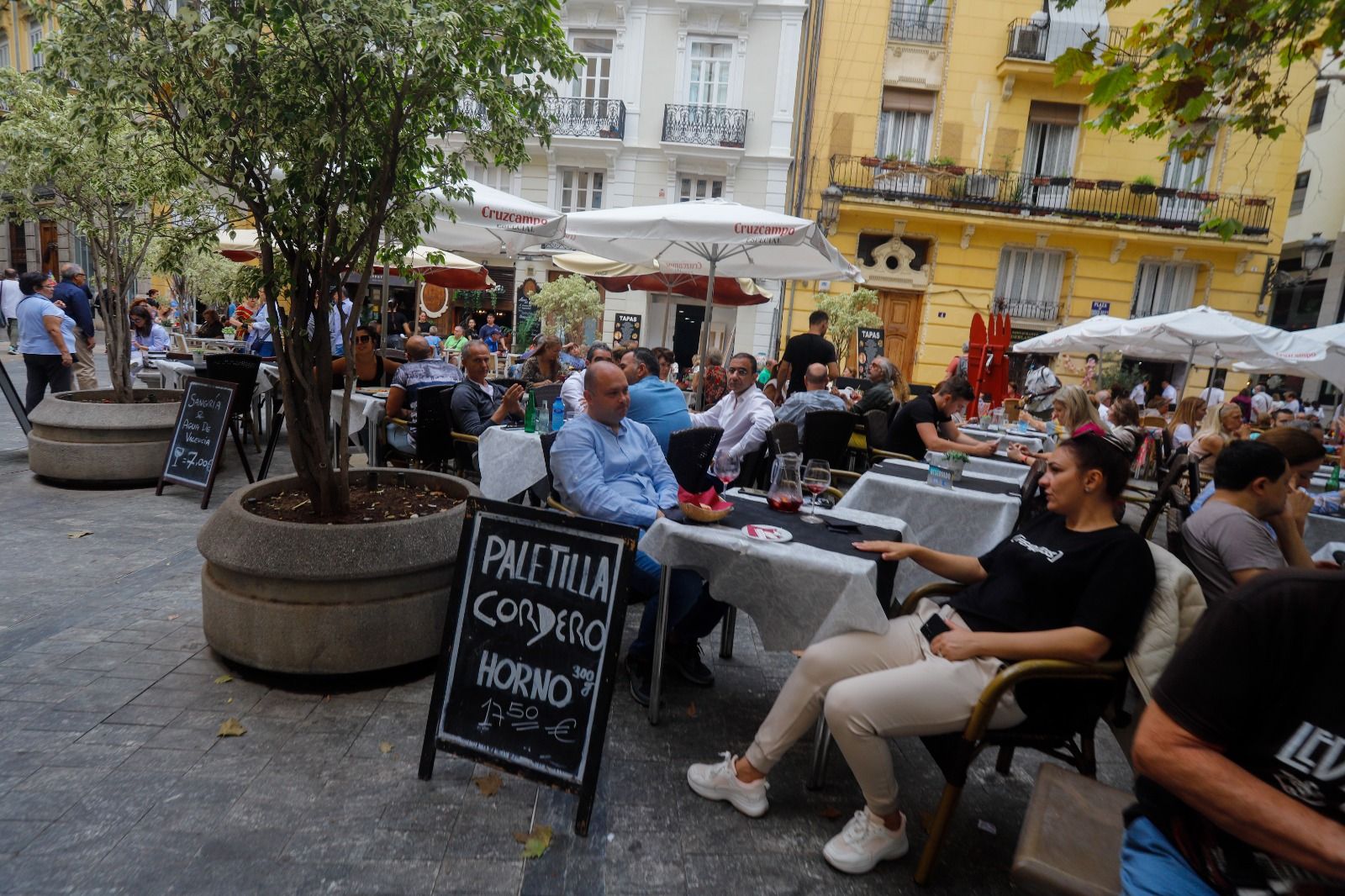 Ambiente en las calles de València el 9 d'Octubre