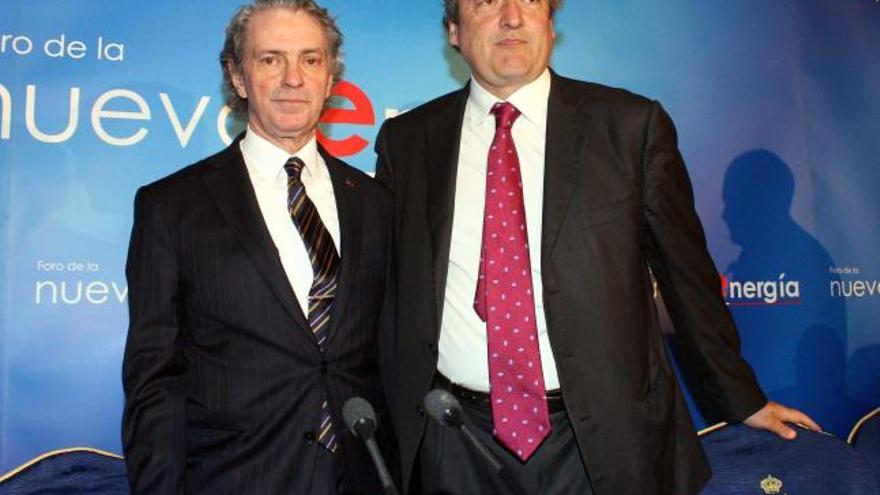 Eduardo Montes, a la izquierda, junto a Joan Rosell, presidente de la CEOE, ayer, en Madrid.