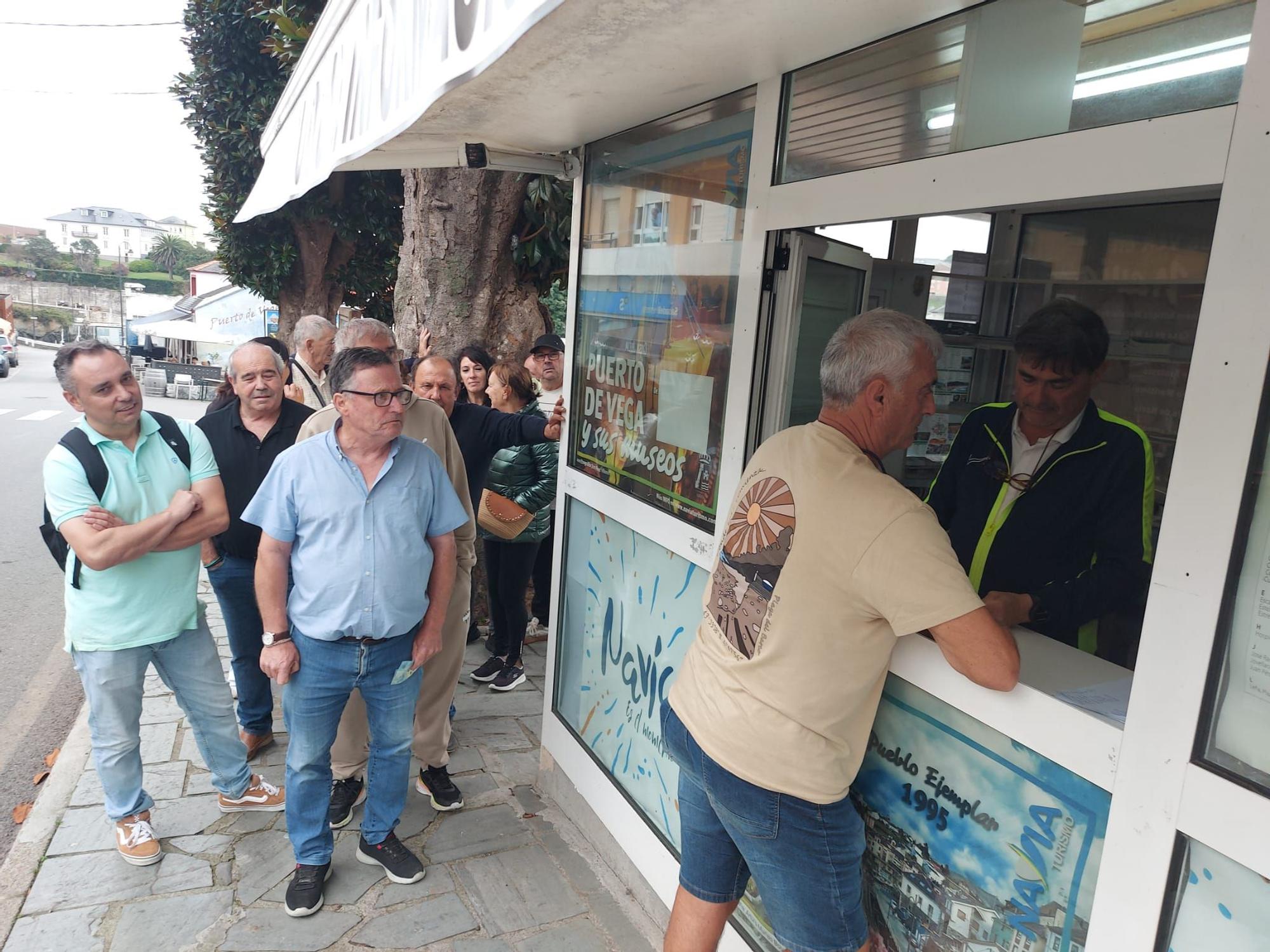En imágenes: Colas en Puerto de Vega para conseguir una entrada para el partido de la Copa del Rey