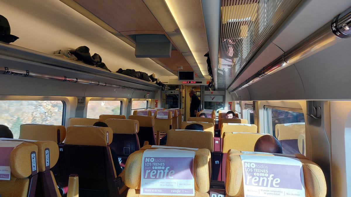 L'interior del tren de proves entre Girona i Lió.