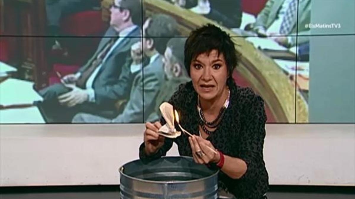 Empar Moliner, quemando la supuesta Constitución en 'Els matins' de TV-3.