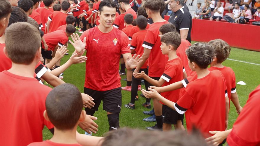 VÍDEO: El primer equipo y los niños de la escuela de fútbol de Mareo se sacan una foto de familia con la afición