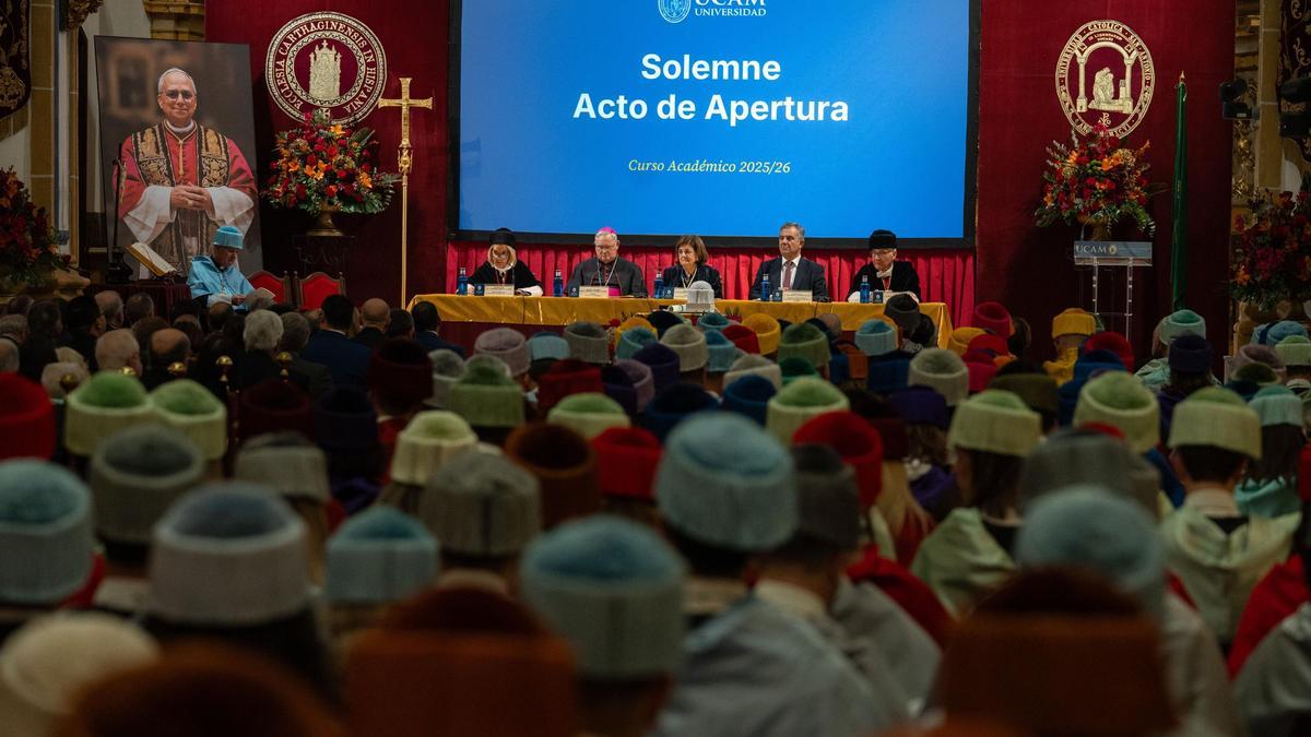 María Dolores García, presidenta de la UCAM, presidió el acto acompañada por Josefina García Lozano, rectora de la institución; Juan María Vázquez, consejero de Medio Ambiente, Universidades, Investigación y Mar Menor; Antonio Montoro, rector honorario, y monseñor José Manuel Lorca Planes.