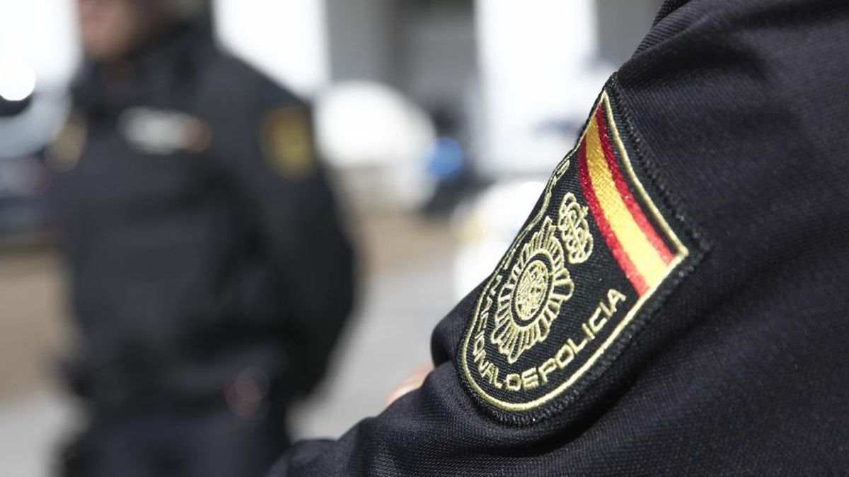 Una agente de la Policía Nacional.
