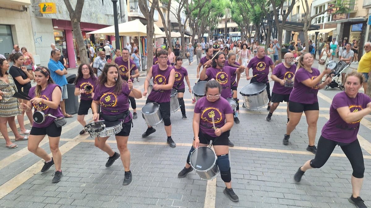 La 12a Timbalada Ganxona celebra la percussió pels carrers de Sant Feliu de Guíxols.