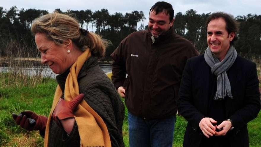 Desde la derecha, Fole y Tarrío con la jefa provincial de Costas, Cristina Paz-Curbera. // I. Abella