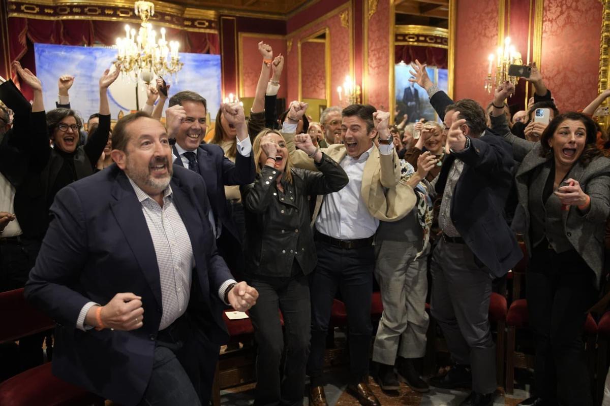 La alcaldesa de Granada, Marifran Carazo, festeja la nominación junto al equipo municipal de Granada.