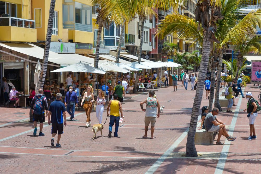 Ambiente de comercios y playa en La Puntilla y Santa Catalina