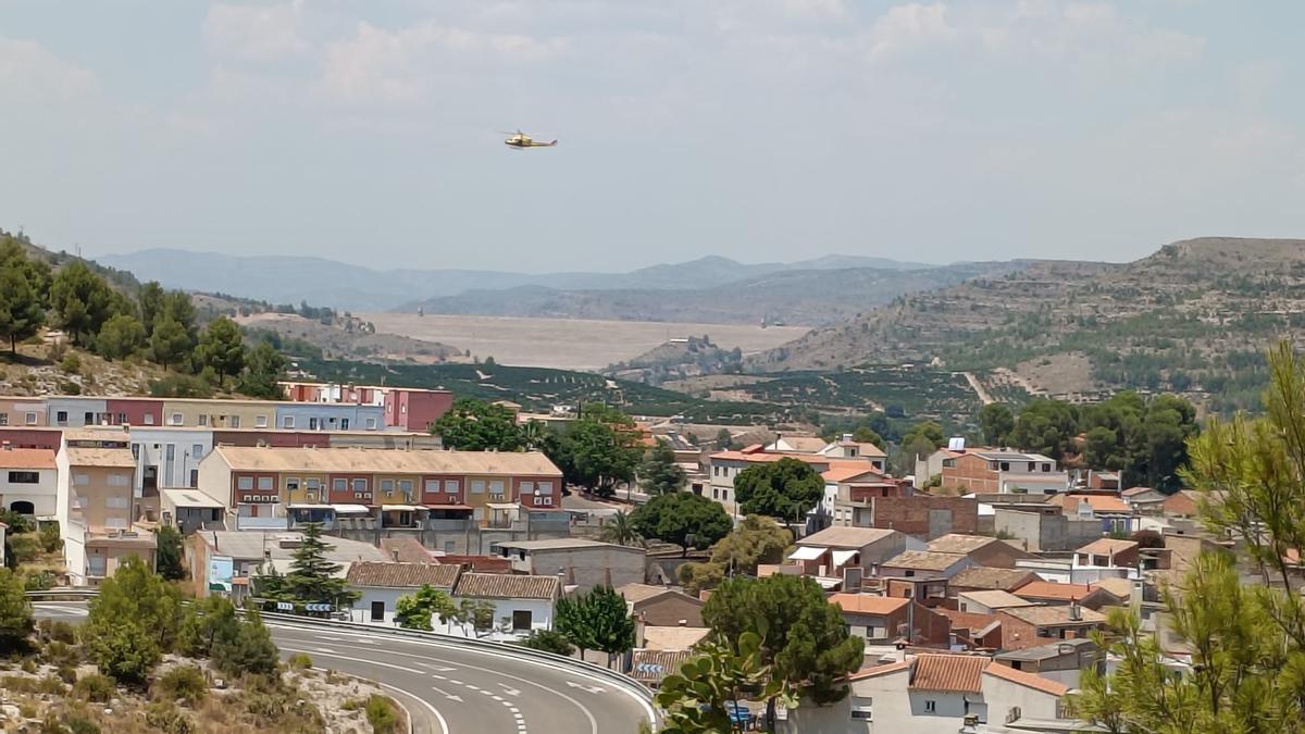El helicóptero del Consorcio de Bomberos sobrevuela Sumacàrcer durante la búsqueda. Al fondo, la presa de Tous.