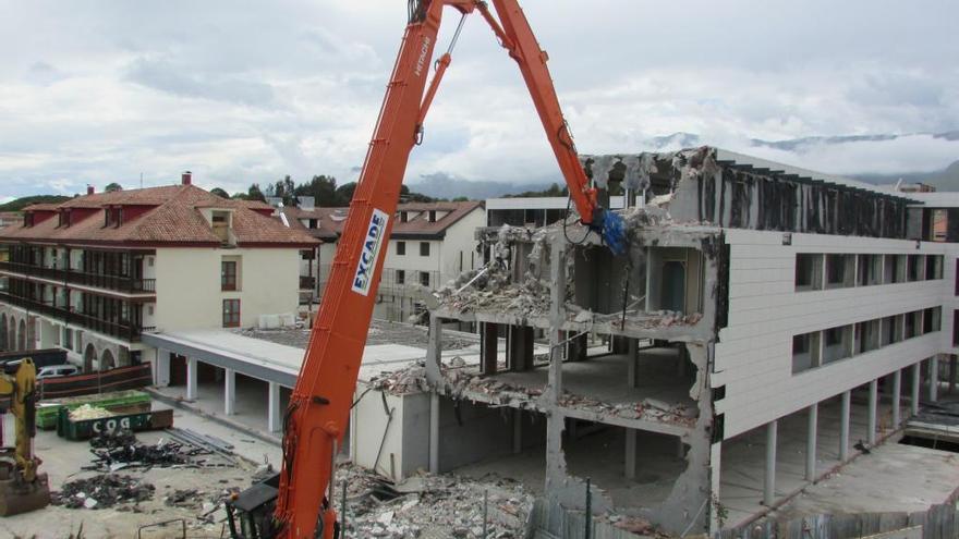 Derribo de la ampliación del hotel Kaype, en mayo del año pasado.