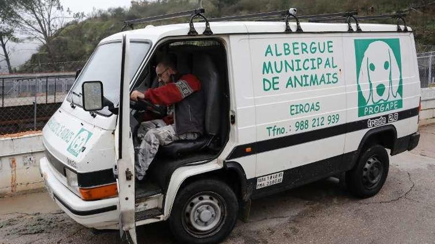 El vehículo furgón de la protectora de animales. // Jesús Regal