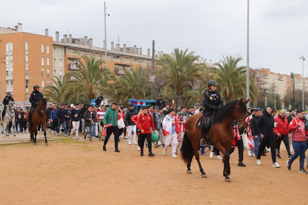 Policías a caballo escoltando a los aficionados del Granada CF.