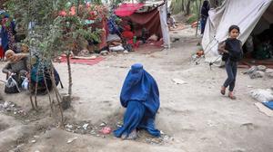 Una mujer con burka en un campo de refugiados en Kabul