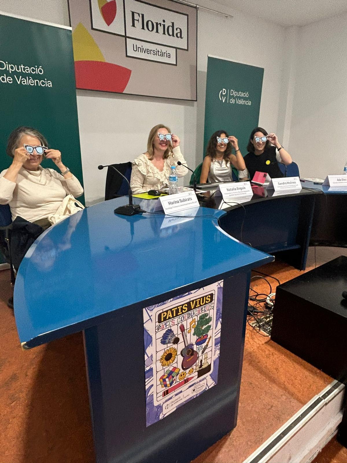 Las participantes en la presentación del libro 'Patis vius, patis coeducatius', con las gafas de la 'coeducación'.