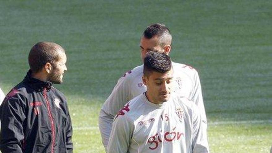 Canella, ayer, durante el entrenamiento en El Molinón.