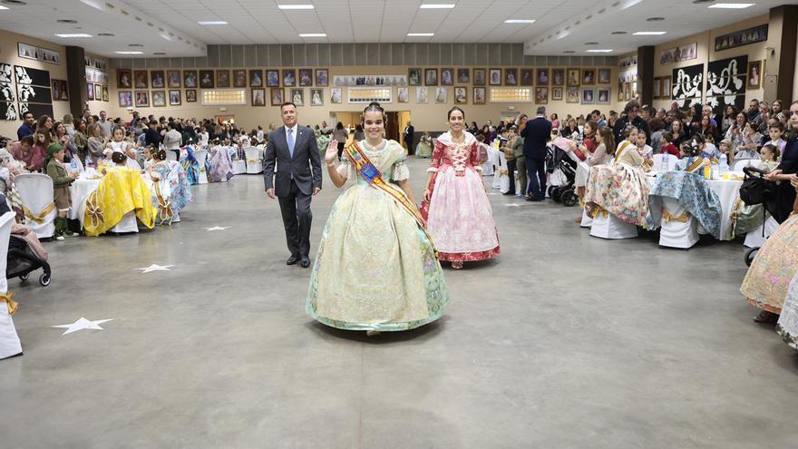 Los niños falleros de Burriana disfrutan de la gala en homenaje a la reina infantil