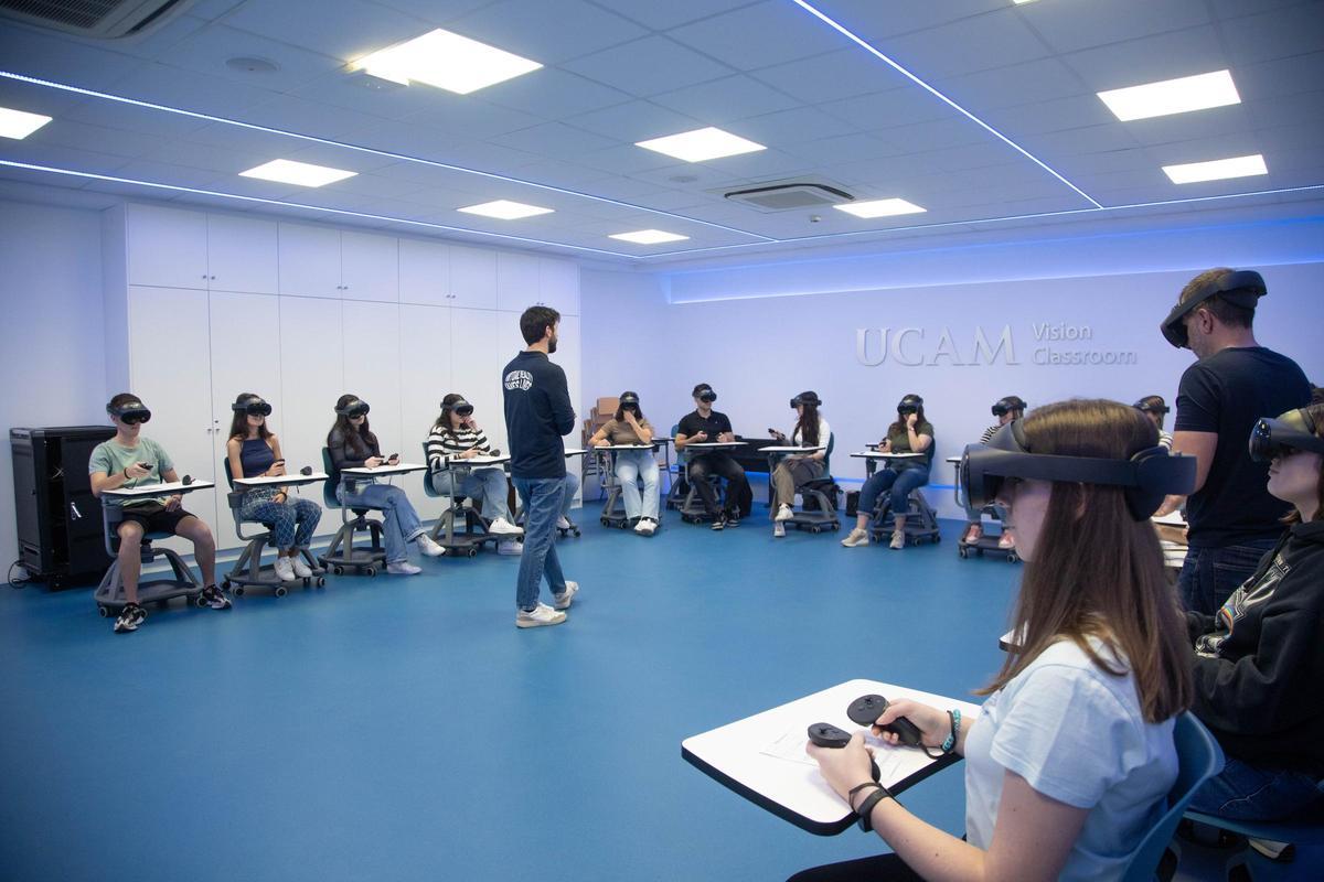 Clase práctica en el aula de realidad virtual de la UCAM.