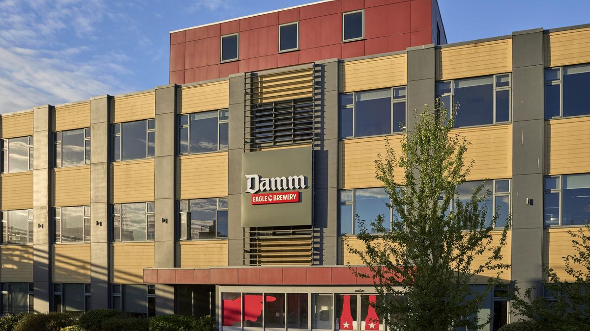 Damm inaugura su primera fábrica en Reino Unido tras tres años de desarrollo y 80 millones de inversión