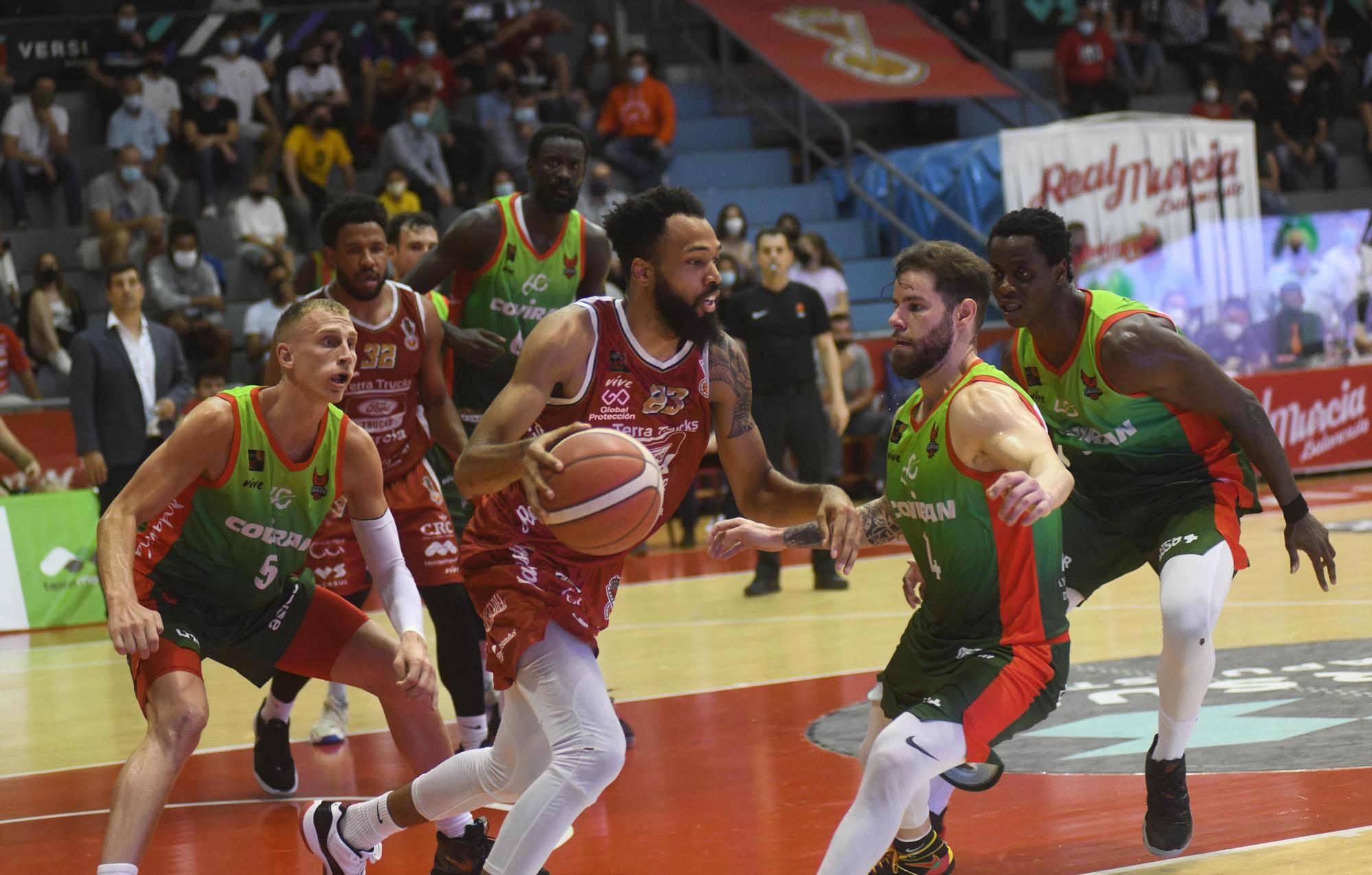 El Real Murcia sorprende al Granada y fuerza el tercer partido del play off de ascenso (69-62)