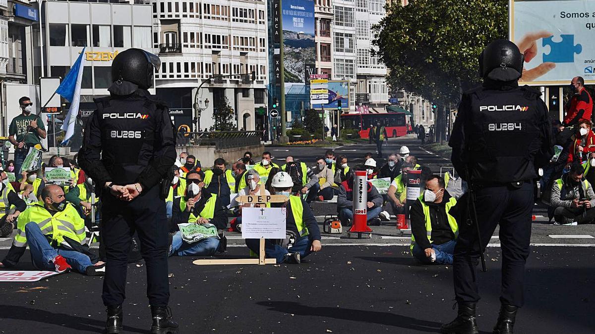 Protesta de trabajadores de Ence ayer en A Coruña. |   // CARLOS PARDELLAS