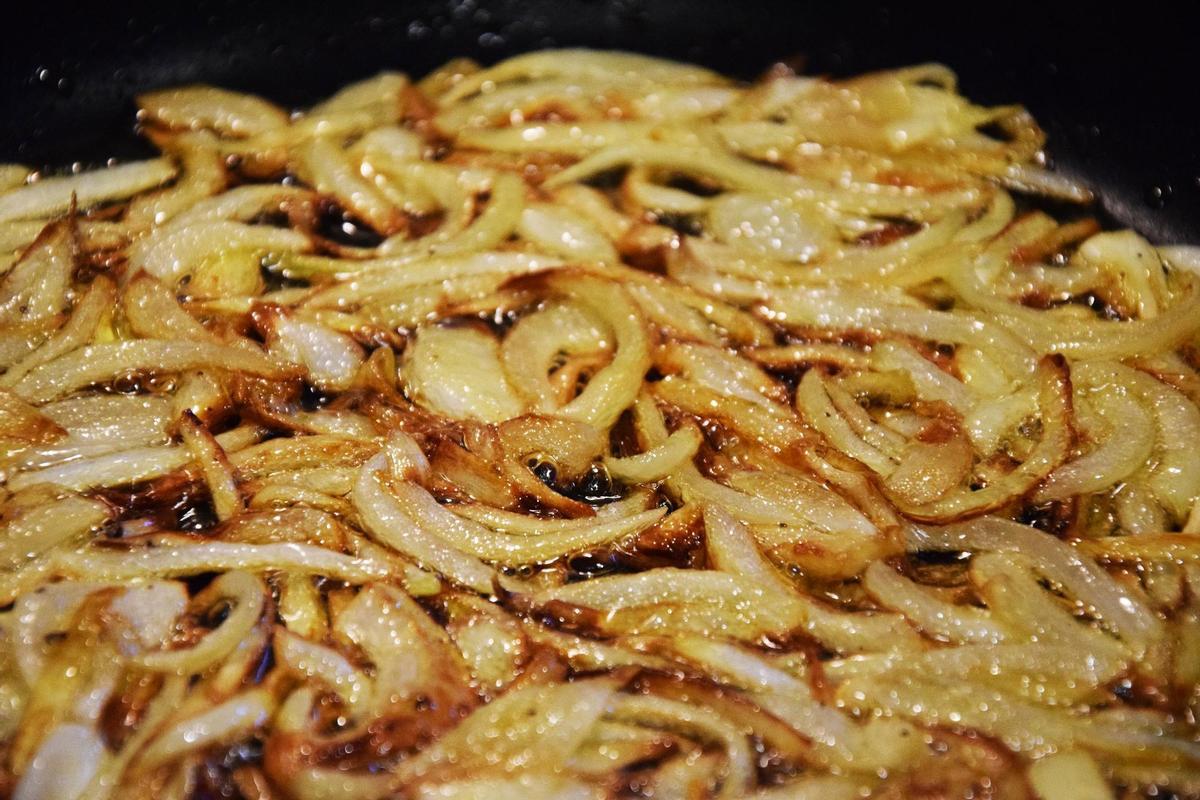 Proceso de la elaboración de la cebolla caramelizada.