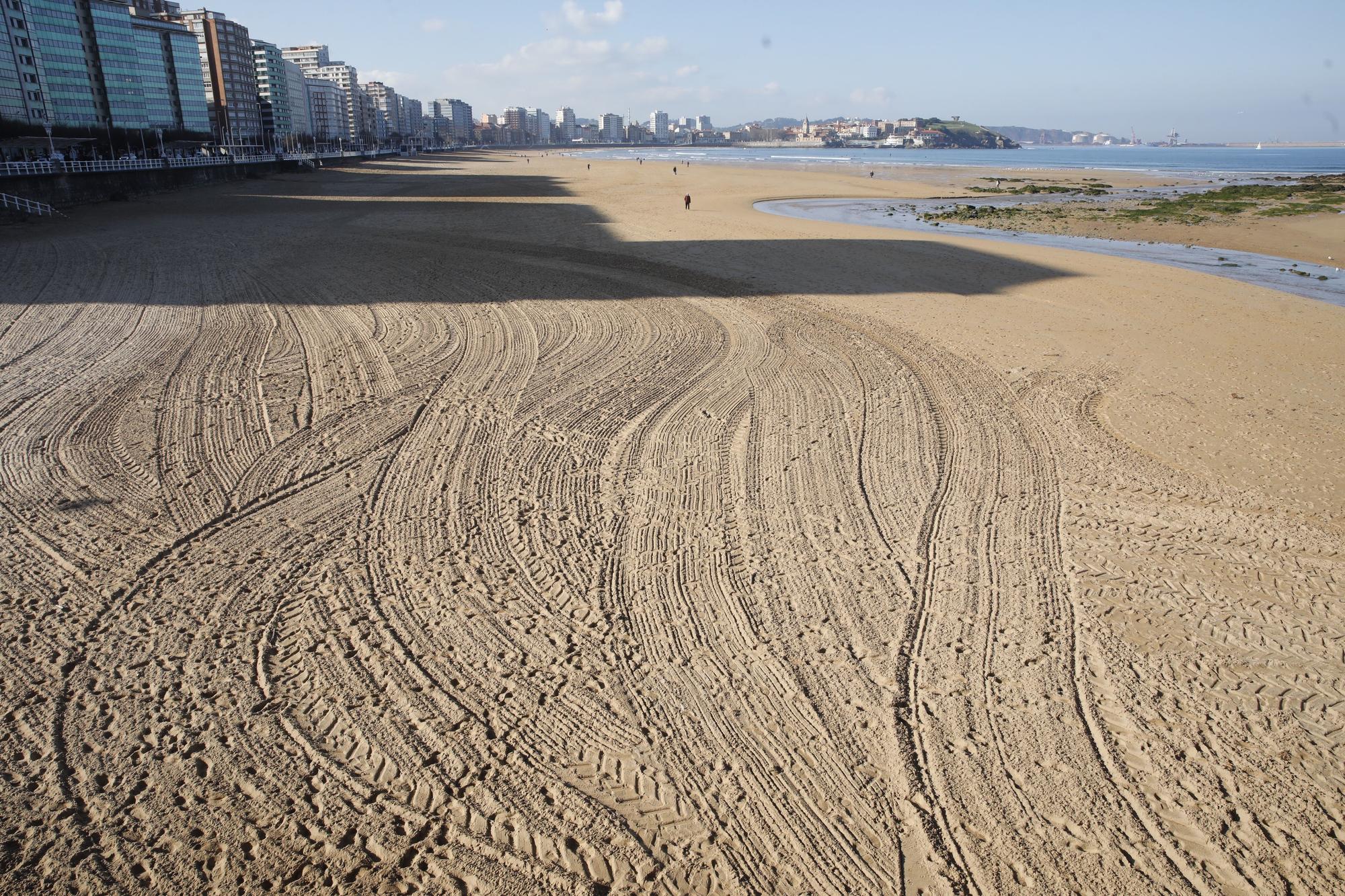 La playa de San Lorenzo, repleta de arena