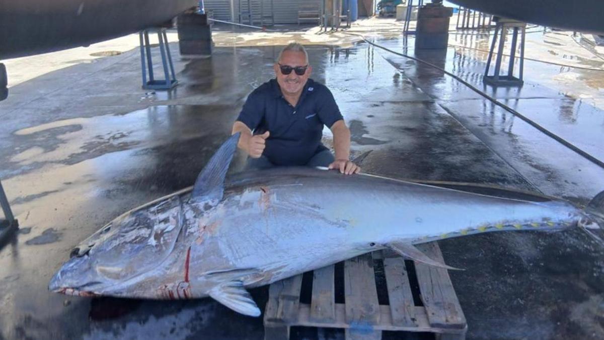 Un día de pesca entre amigos que culmina con la captura de un atún rojo de 300 kilos