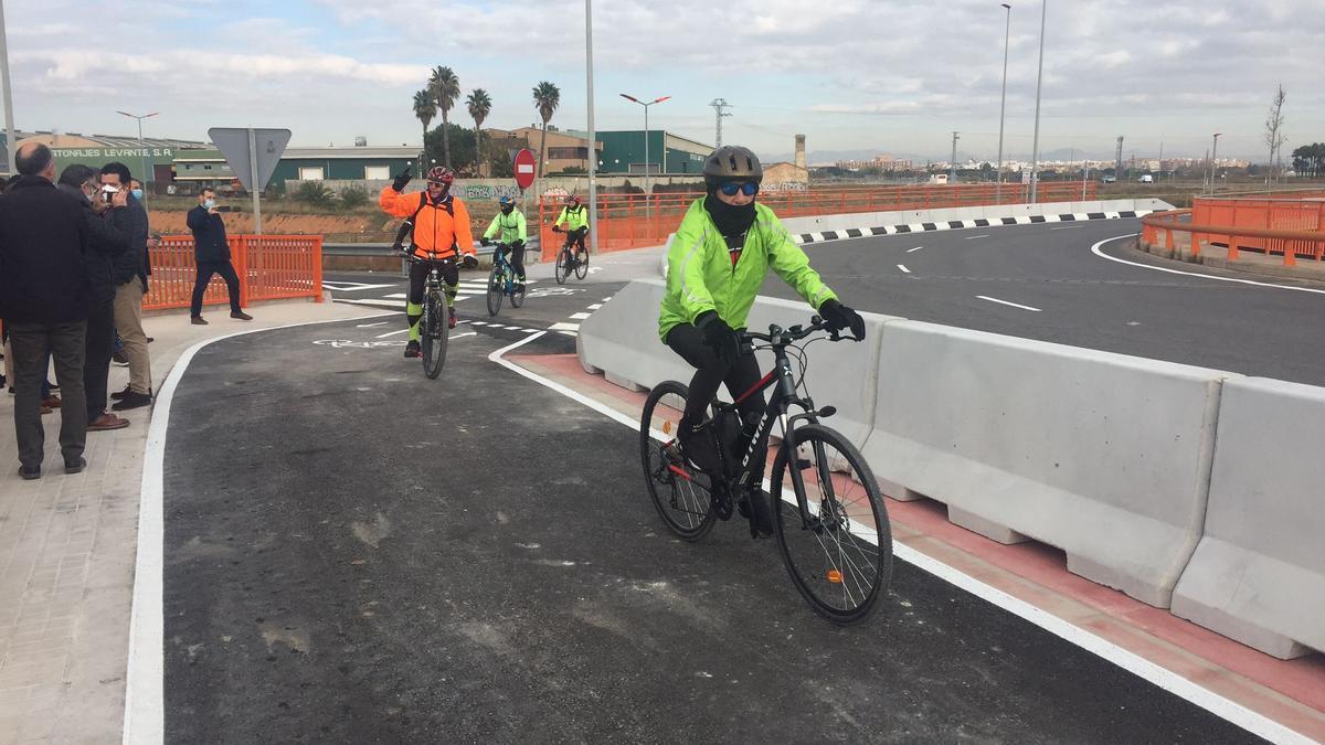 Ciclistas pasan por el puente del Safranar el día de la inauguración.
