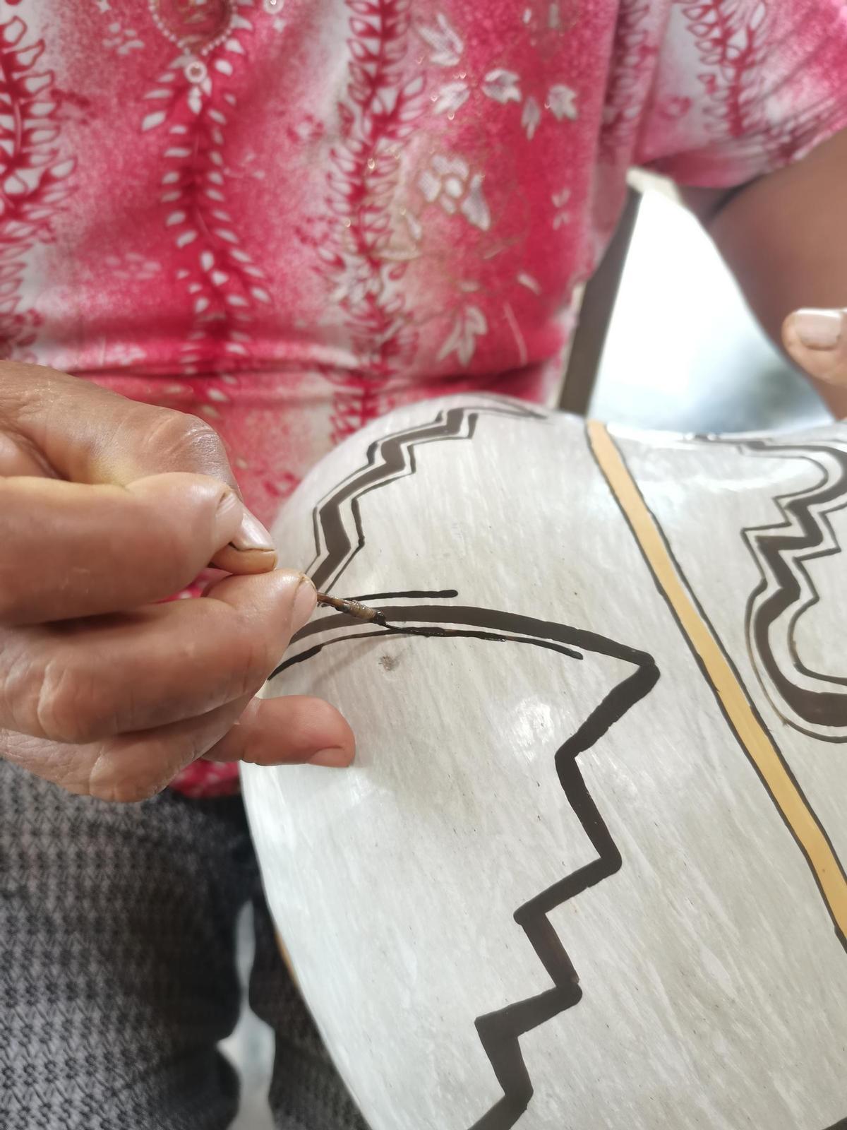 La artista trabajando