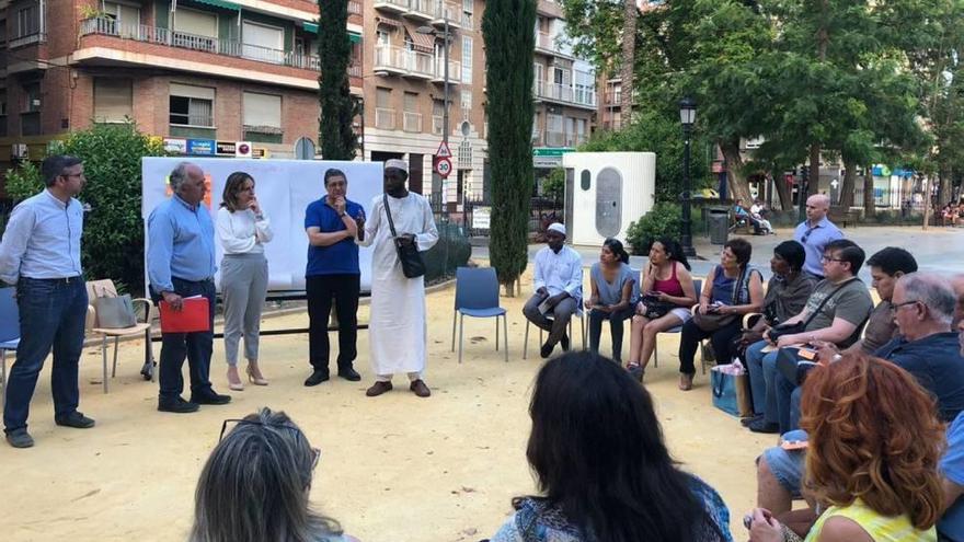 Varios vecinos debaten en el ágora sobre aspectos sociales para mejorar el barrio carmelitano.