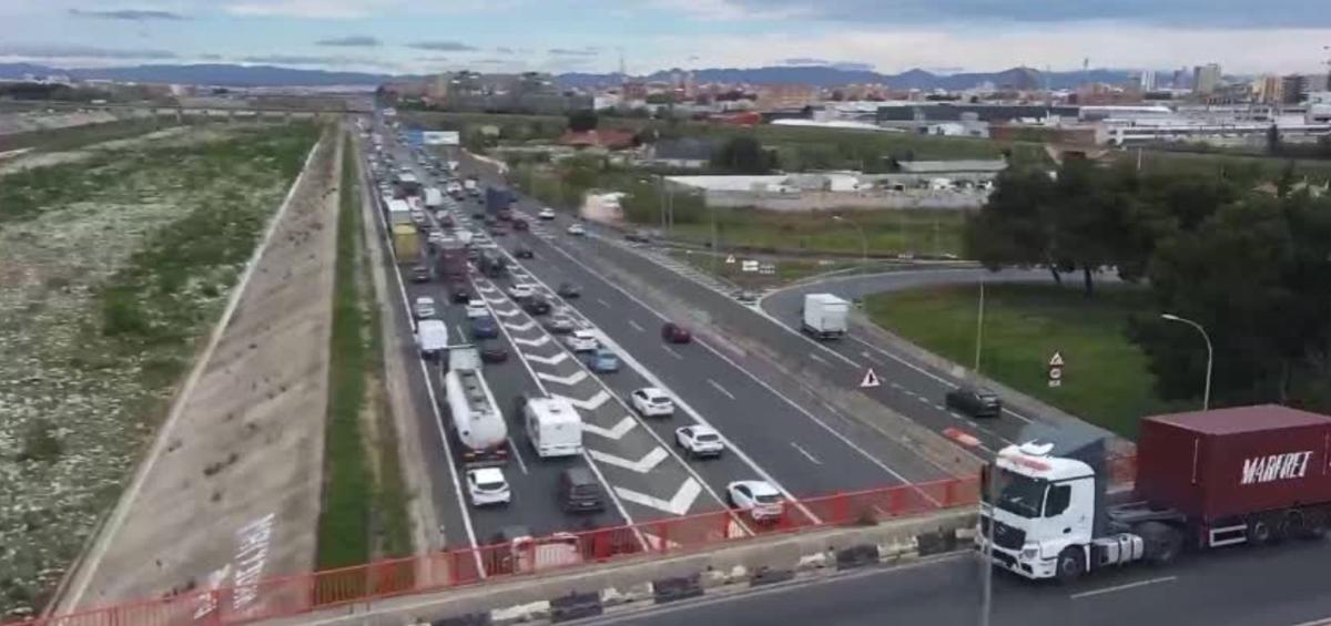 Imagen de la V-30 pasado el mediodía de hoy, Jueves Santo, en Valencia.