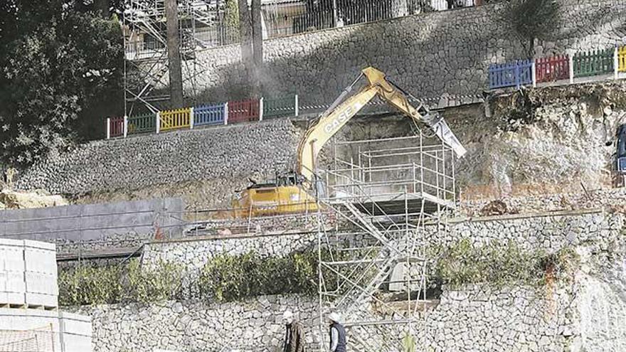 Obras en la calle Raixa, en Son Vida, donde ayer por la mañana se produjo el accidente laboral.