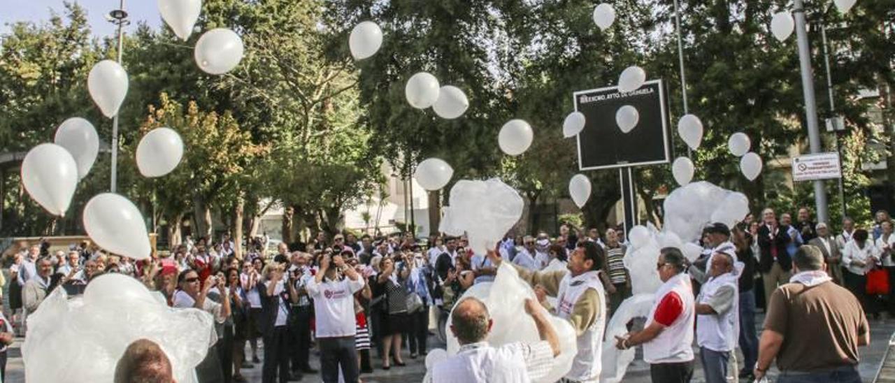 La suelta de palomas y globos fue uno de los momentos más emotivos.