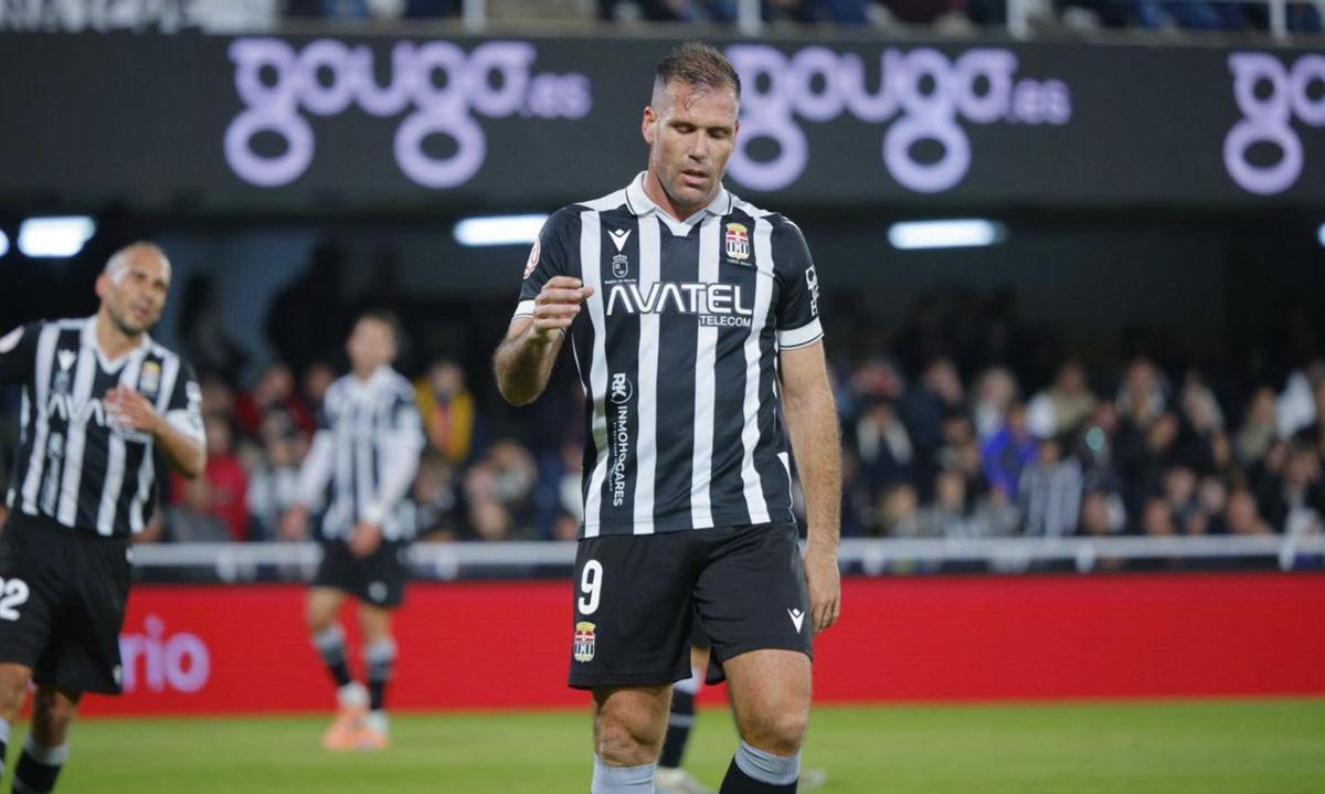 Héctor Pérez en el remate que acaba en el gol de la victoria para losmurcianistas. | PEPE VALERO