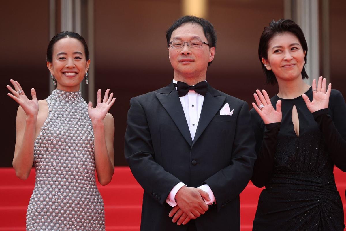 (De Izq) La actriz japonesa Shizuka Ishibashi, el director japonés, guionista, editor y productor Koji Fukada y la actriz japonesa Takako Matsu llegan para la proyección de la película "Nagi Notes"