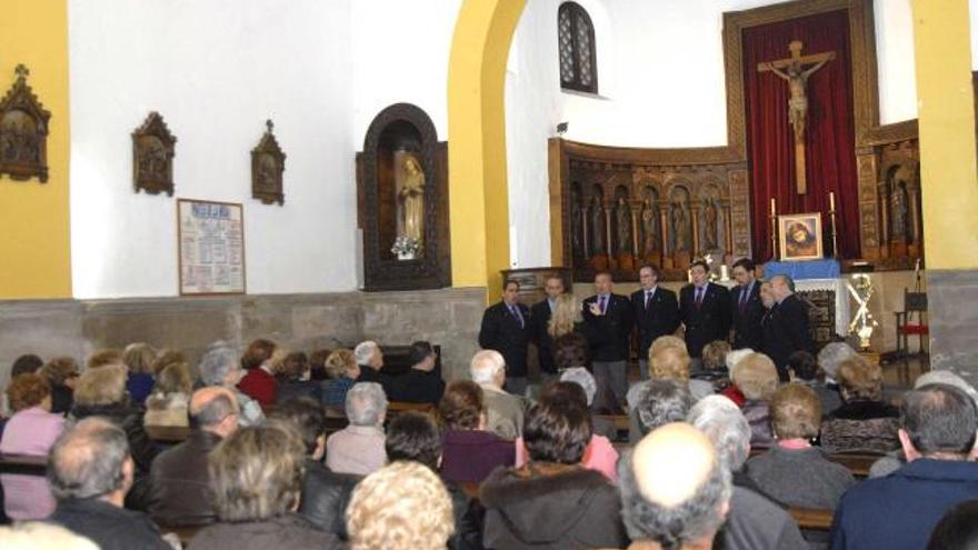 El Ochote Langreano, en plena actuación, en la iglesia de Santa Bárbara, Turón.